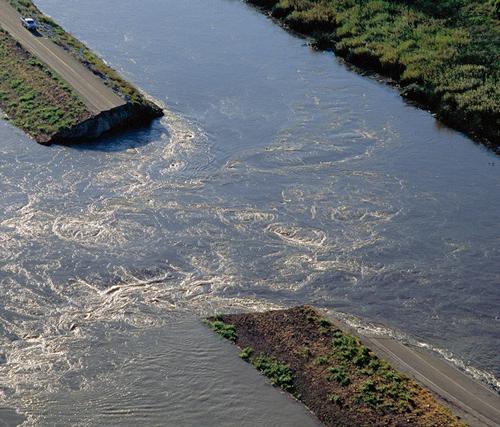 这张照片, 由加州水资源部提供, 描绘了萨克拉门托-圣华金三角洲最近的一次决口.